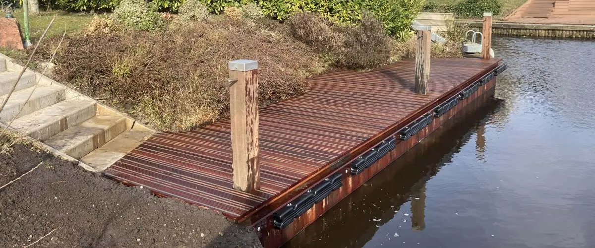 Duurzame aanlegsteiger plaatsen door Dijkstra Waterbouw