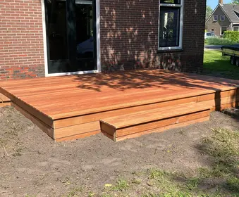 Plaatsen hardhouten terras in Zevenhuizen