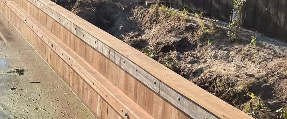 Damwand van hardhout laten plaatsen voor oeverbescherming – Dijkstra Waterbouw